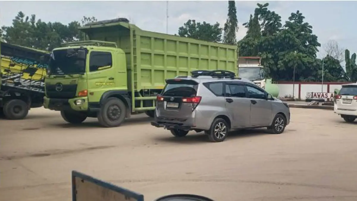 Antrean kendaraan di SPBU PT Salindra Kota Pangkalan Kerinci mengular dampak mulai langkanya BBM Subsidi, Ahad (3/5/2025). (Amin/Riaupos.co)
