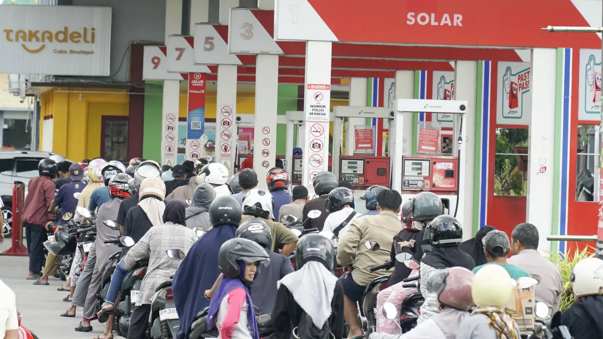 Antrian kendaraan yang akan melakukan pengisian BBM di salah satu SPBU di Jalan HR Soebrantas, Pekanbaru, Sabtu (2/5/2026) ft: MHD AKHWAN/RIAUPOS