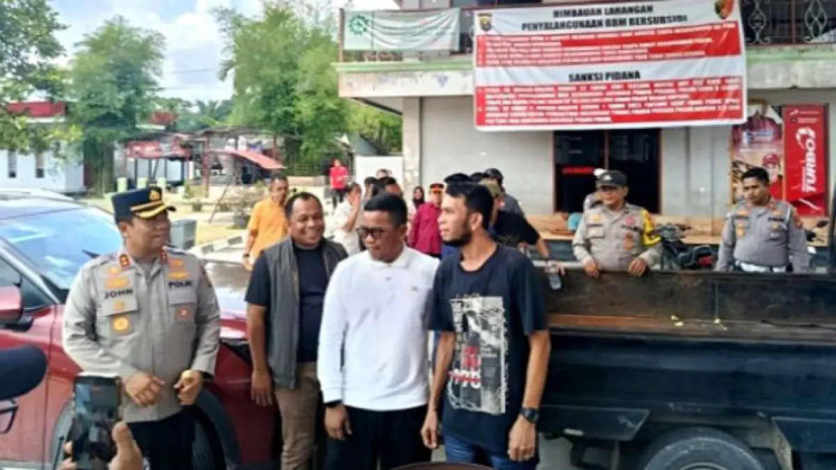 Bupati Pelalawan H Zukri didampingi Kapolres Jhon Louis Letedara, serta Wakil Ketua DPRD Baharudin melakukan inspeksi langsung ke SPBU di Desa Dundangan, Kecamatan Pangkalan Kuras, Ahad (3/5/2026). (Istimewa)