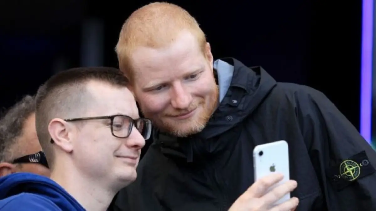 Ed Sheeran merayakan kembalinya Ipswich Town ke Liga Primer dengan bernyanyi bersama lagu hitnya tahun 2011 "The A Team" bersama pelatih kepala Kieran McKenna dan seluruh tim.