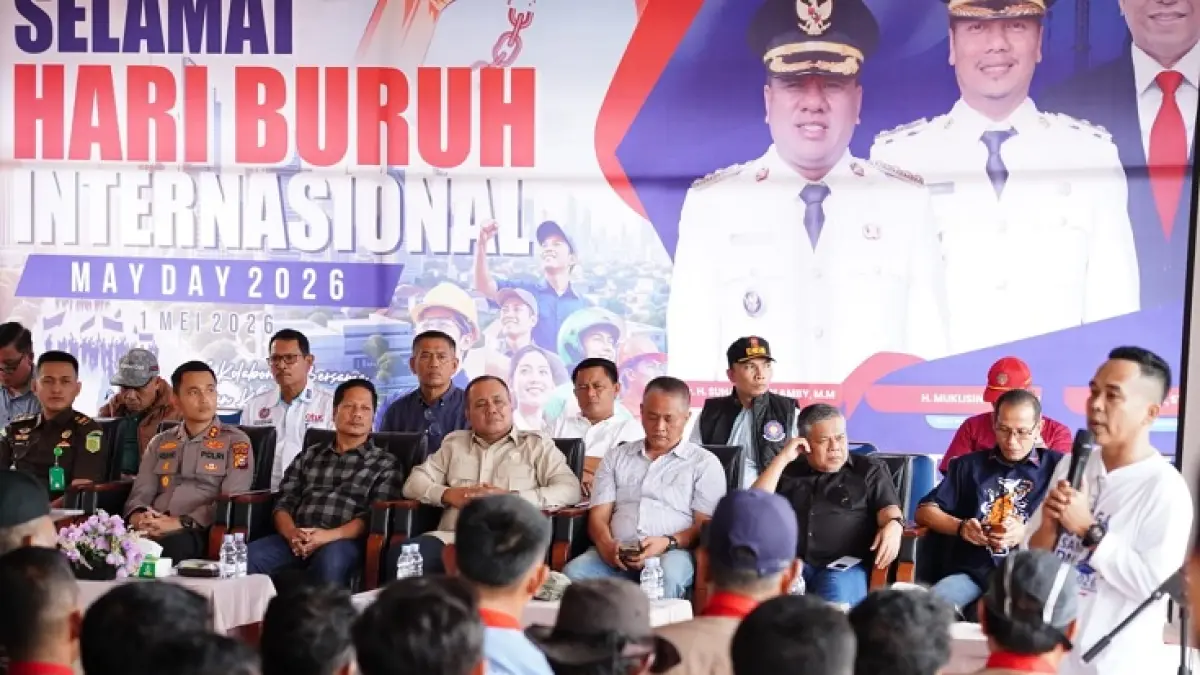 Ketua Federasi Serikat Pekerja Metal Indonesia (FSPMI) Kuansing, Jon Hendri menyampaikan aspirasi buruh se Kuansing pada pemerintah daerah saat audiensi peringatan hari buruh, Ahad (3/5/2026) di Pendopo Limuno Teluk Kuantan.(Desriandi Candra/Riaupos.co)