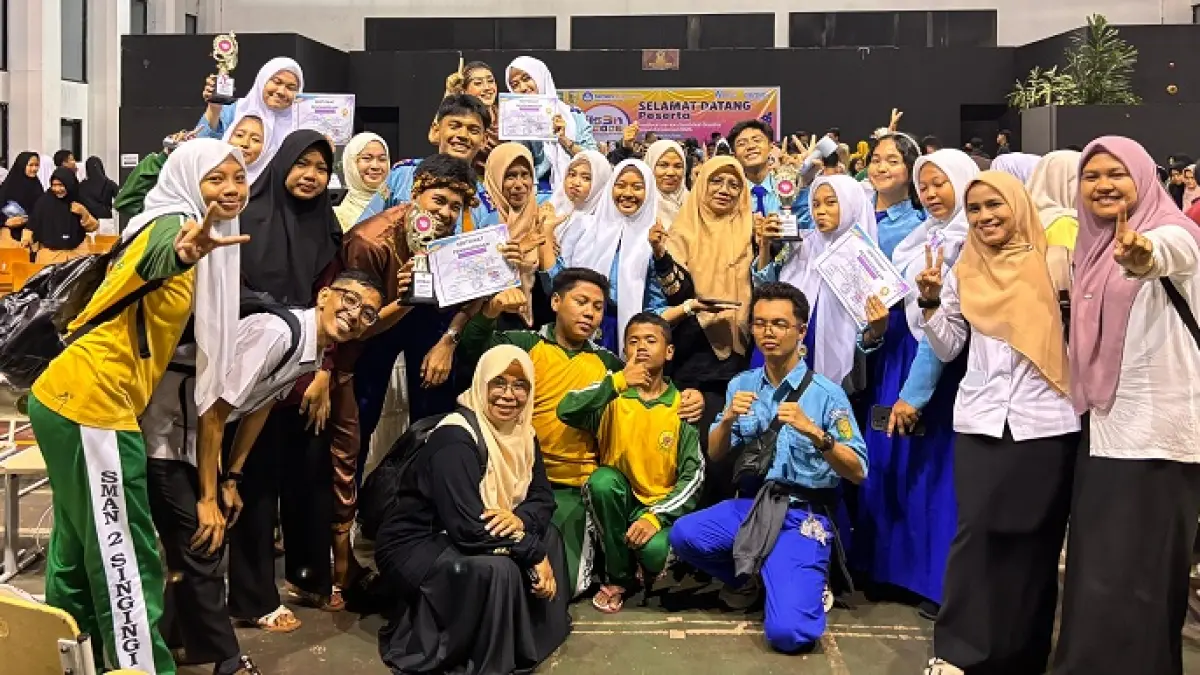 Para guru dan siswa SMAN 2 Singingi berfoto bersama usai berhasil menyabet beberapa juara dalam ajang Lomba Seni dan Sastra Siswa Nasional (FLS3N) tahun 2026, Jumat (1/5/2026). (SMAN 2 Singingi)