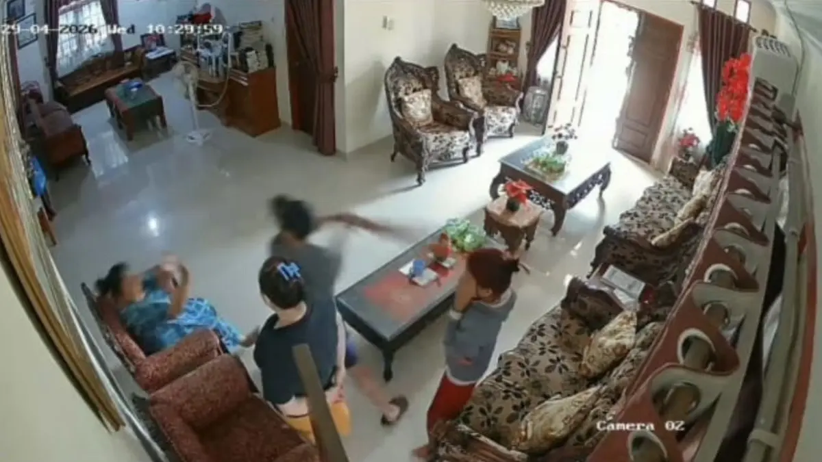 Pelaku perampokan saat melakukan aksi sadisnya yang terekam CCTV, beberapa waktu lalu.