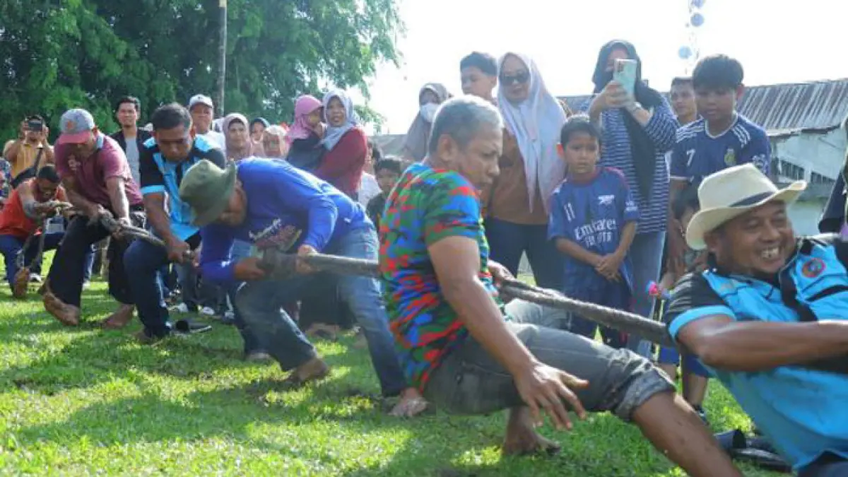 Peringatan May Day di Meranti digelar dengan panggung hiburan rakyat seperti panjat pinang, lomba lari karung, lompat goni, dan tarik tambang, Ahad (3/4/2026). (Istimewa)