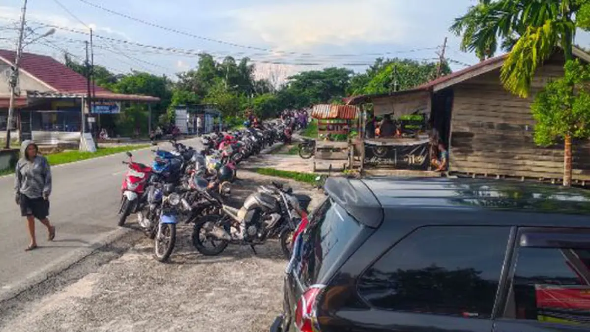 Ratusan sepeda motor antrean untuk mendapatkan BBM jenis Pertalite di SPBU Jalan Bantan Desa Senggoro, Ahad (3/5/2026) sore. (Abu Kasim/Riaupos.co)