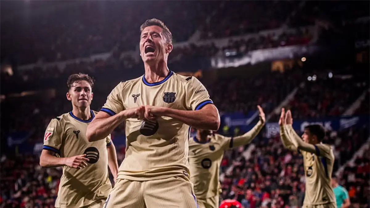 Robert Lewandowski melakukan selebrasi usai membobol gawang Osasuna dalam lanjutan LaLiga di Pamplona. (Instagram Barcelona) 
