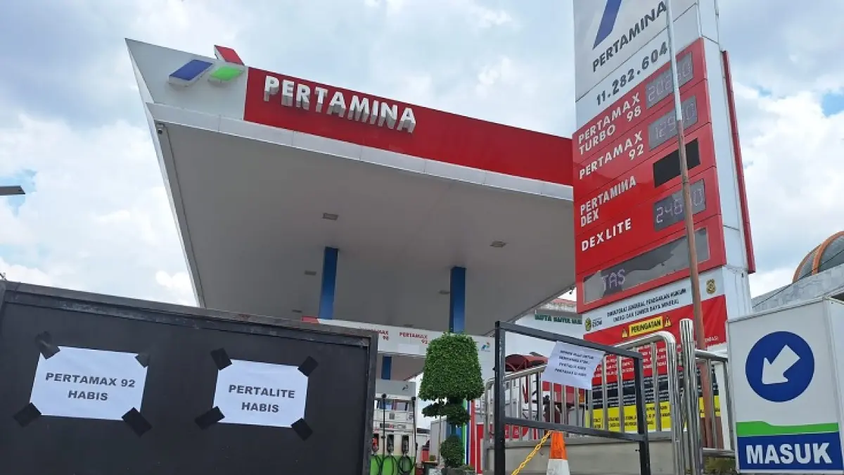 SPBU Jalan Ababil menempelkan kertas keterangan bahwa BBM jenis Pertalite dan Pertamax 92 Habis. (Bayu Saputra/Riaupos.co)