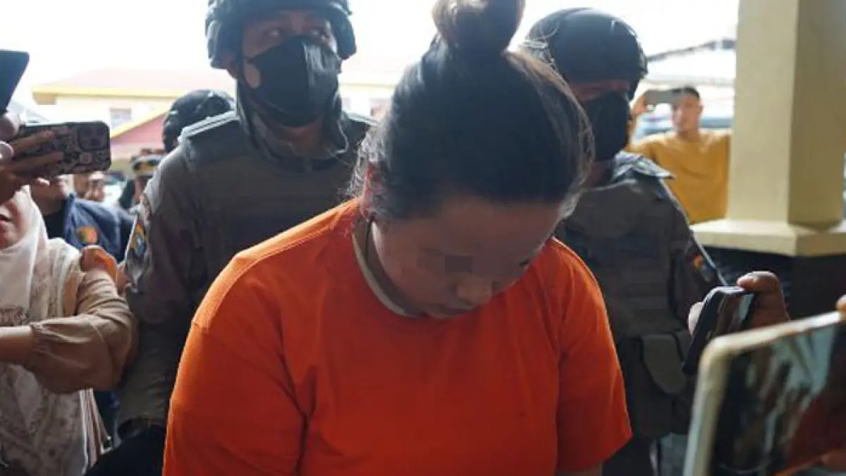 ‎Tersangka AF digiring saat ekspos ungkap kasus pembunuhan di Mapolresta Pekanbaru, Ahad (3/5/2026). (Evan Gunanzar/Riau Pos)