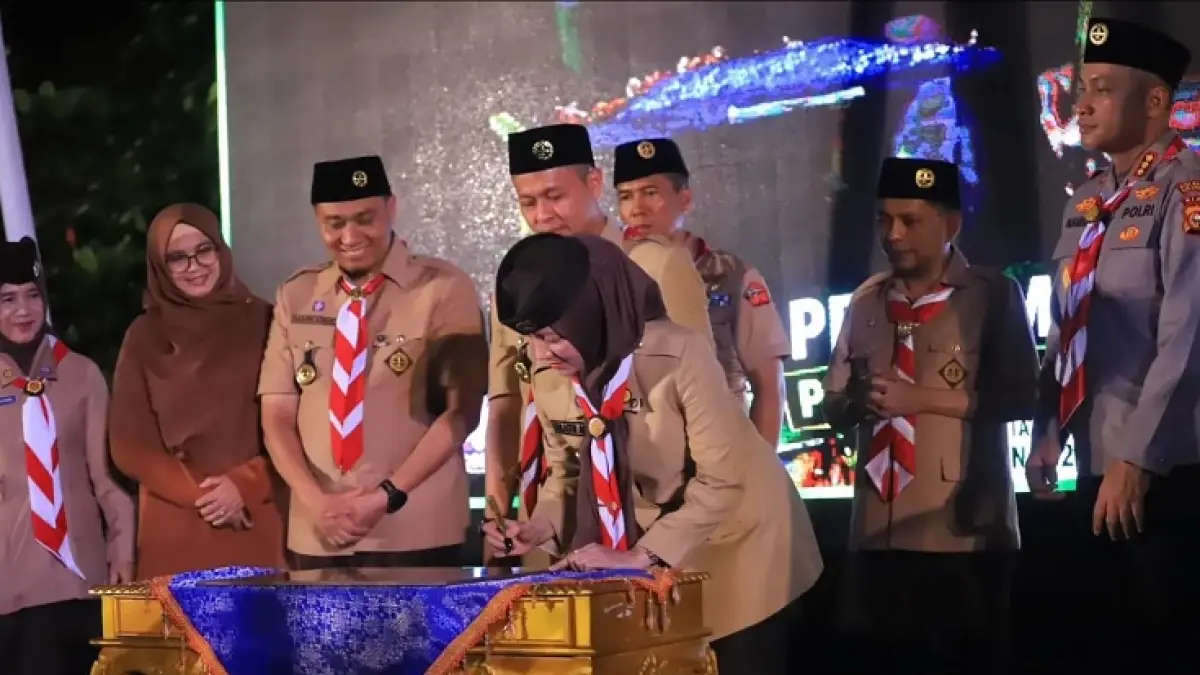 Wako Pekanbaru Agung Nugroho bersama Ketua Kwarcab Pramuka Kota Pekanbaru Sulastri Agung menandatangani Prasasti Peresmian Penggunaan Bumi Perkemahan Tunas Kencana, Sabtu (2/5/2026) malam, (Pemko Pekanbaru)