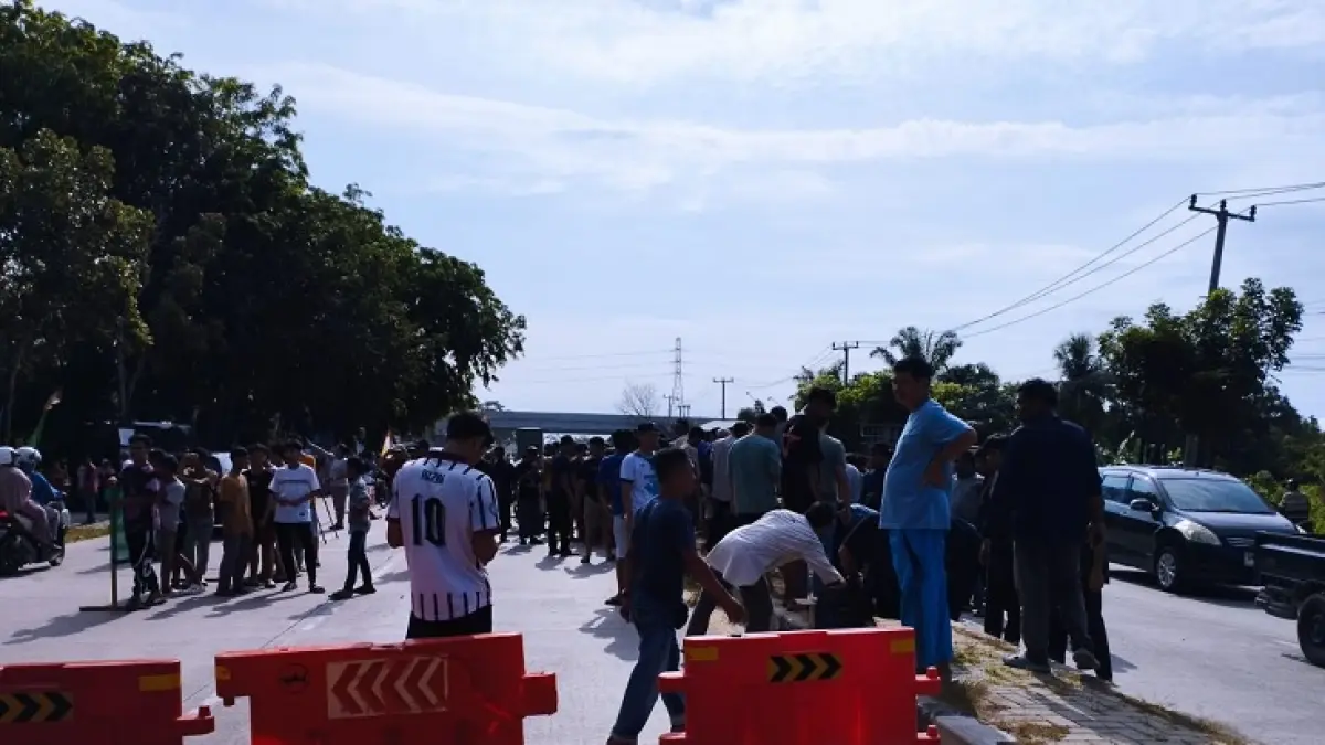 Warga dari delapan perumahan saat melakukan pembongkaran jalan Pekanbaru-Bangkinang, Ahad (3/5/2026). (Muslim Nurdin/Riaupos.co)