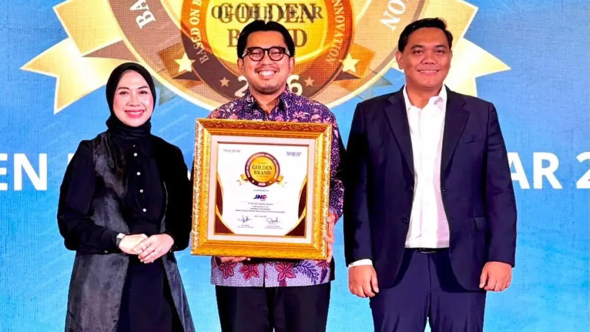 Media Communication Department Head JNE, Kurnia Nugraha (tengah), foto bersama CEO Tras N Co Indonesia Tri Raharjo SE MM dan CEO Media Infobrand Group Susilowati Ningsih usai menerima penghargaan Golden Brand of The Year 2026 di Lumire Hotel & Convention Center, Jakarta, belum lama ini.