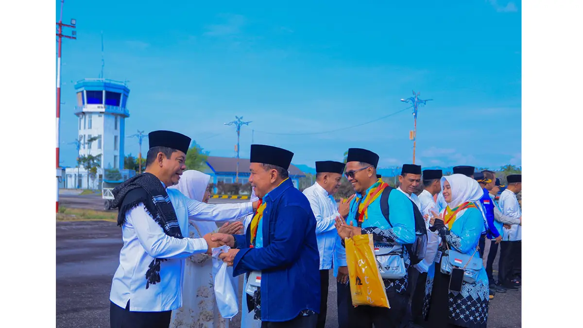  Wabup Rohul H Syafaruddin Poti didampingi istri Hj Masni Taher dan Pj Sekda Rohul H Yusmar MSi menyalami ratusan JCH saat memasuki pintu pesawat Wings Air di Bandara Tuanku Tambusai Pasirpengaraian, Ahad (3/5/2026). (Prokopim Setda Rohul untuk Riau Pos)
