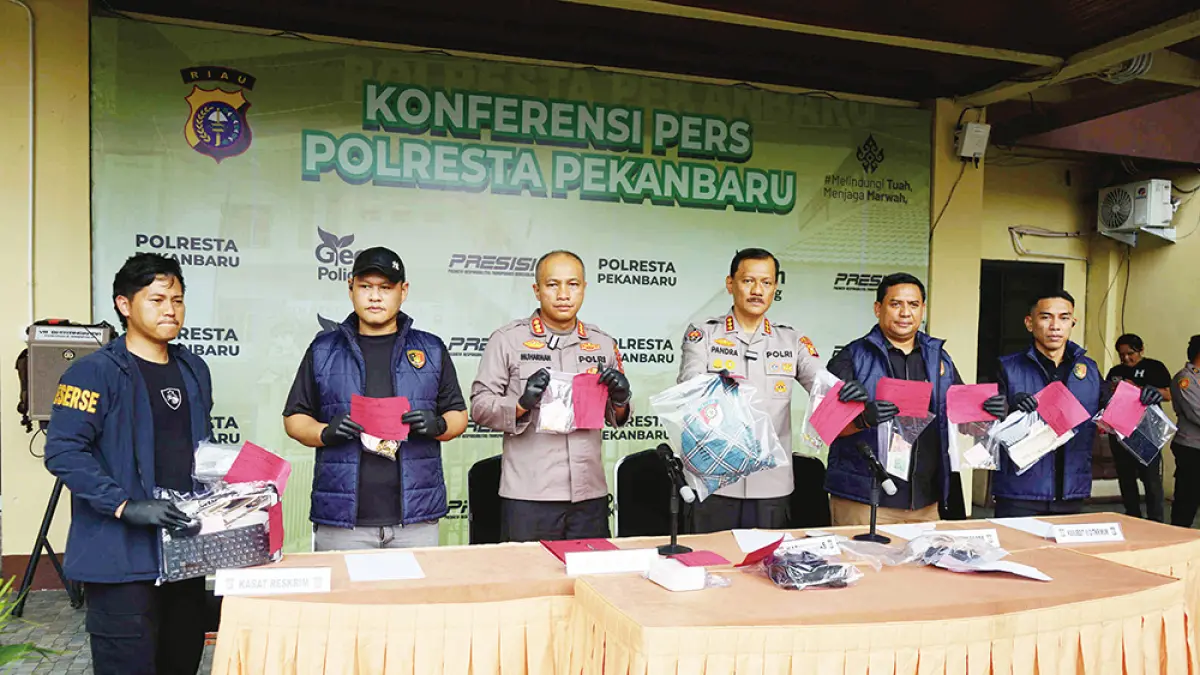  Kabid Humas Polda Riau Kombes Zahwani Pandra Arsyad (tiga kanan), bersama Dirreskrimum Polda Riau Kombes Muhammad Hasyim Risahondua (dua kanan), Kapolresta Pekanbaru Kombes Muharman Arta (tiga kiri) dan Kasatreskrim Polresta Pekanbaru AKP Anggi Rian Diansyah (kiri) memperlihatkan barang bukti saat ekspose kasus pembunuhan di halaman Mapolresta Pekanbaru, Ahad (3/5/2026). (EVAN GUNANZAR) 