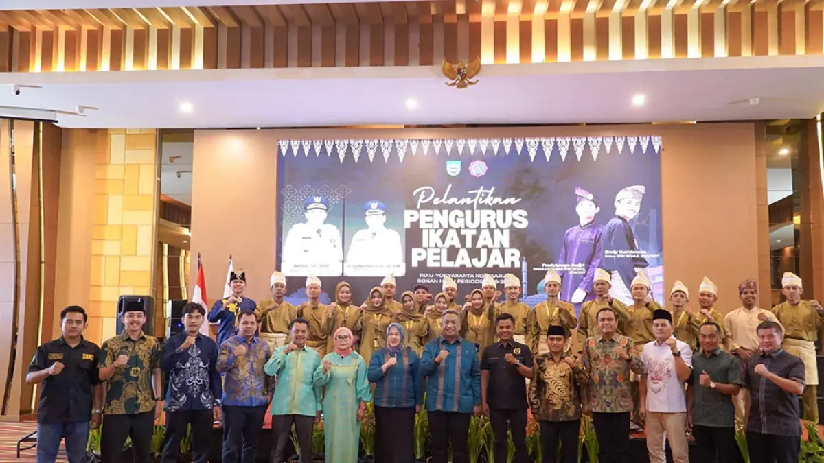  Bupati Rohul Anton didampingi istri dr Yeni Dwi Putri, sejumlah pimpinan dan anggota DPRD Rohul foto bersama usai melantik pengurus IPR-Y Komisariat Rohul periode 2026-2027 di Ballroom Hotel Grand Tjokro Yogyakarta, Sabtu (2/5/2026). (Dinas Kominfo Rohul untuk Riau Pos)

