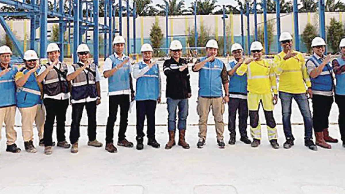 GM PT PLN (Persero) UIP Sumbagteng Achmadi Abbas foto bersama manager PT PLN (Persero) UPP Sumbagteng 1 Edy Roy A Sidabutar dan jajaran saat kunjungan lapangan ke proyek pembangunan Pembangkit Listrik Tenaga Mesin Gas (PLTMG) Riau Peaker di Desa Balai Pungut, Kecamatan Pinggir, Kabupaten Bengkalis, Provinsi Riau, baru-baru ini.