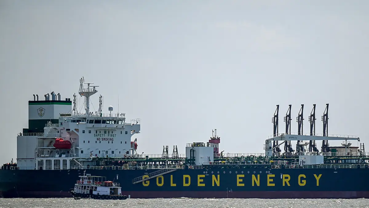 Sebuah kapal tanker sedang berlabuh di lepas pantai Mumbai, India, baru-baru ini. India merupakan pembeli minyak terbesar ketiga di dunia, biasanya memperoleh sekitar setengah dari minyak mentahnya melalui Selat Hormuz, jalur air vital yang lalu lintasnya tertutup sejak Amerika Serikat dan Israel melancarkan serangan terhadap Iran. (AFP)