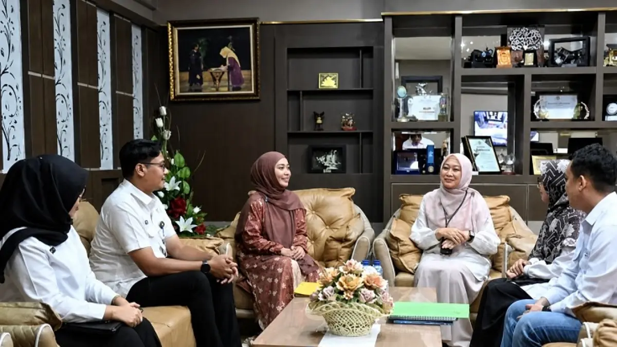 Anggota DPD RI Sewitri (baju merah) saat berbincang dengan Rektor Unri Prof Dr Sri Indarti di Gedung Rektorat Unri, Senin (4/5/2026). (Istimewa)