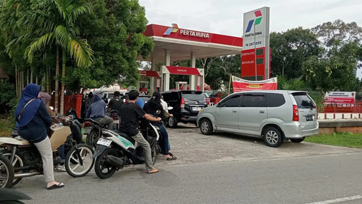Antrean BBM di SPBU Jalan Bantan Desa Senggoro, Kecamatan Bengkalis. (ISTIMEWA)
