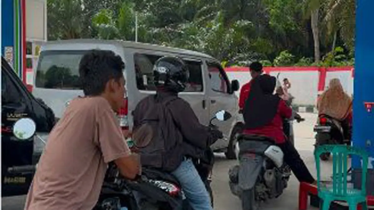 
Antrean BBM di SPBU Kuala Gasib, Kecamatan Koto Gasib, Kabupaten Siak, Senin (4/5/2026). (Istimewa)
