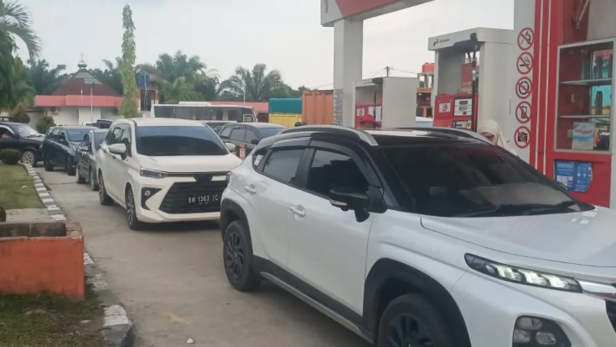 Antrean kendaraan di SPBU PT Salindra Kecamatan Pangkalankerinci mulai normal setelah pasokan BBM mulai lancar, Senin (4/5/2026).(M Amin Amran/Riaupos.co)