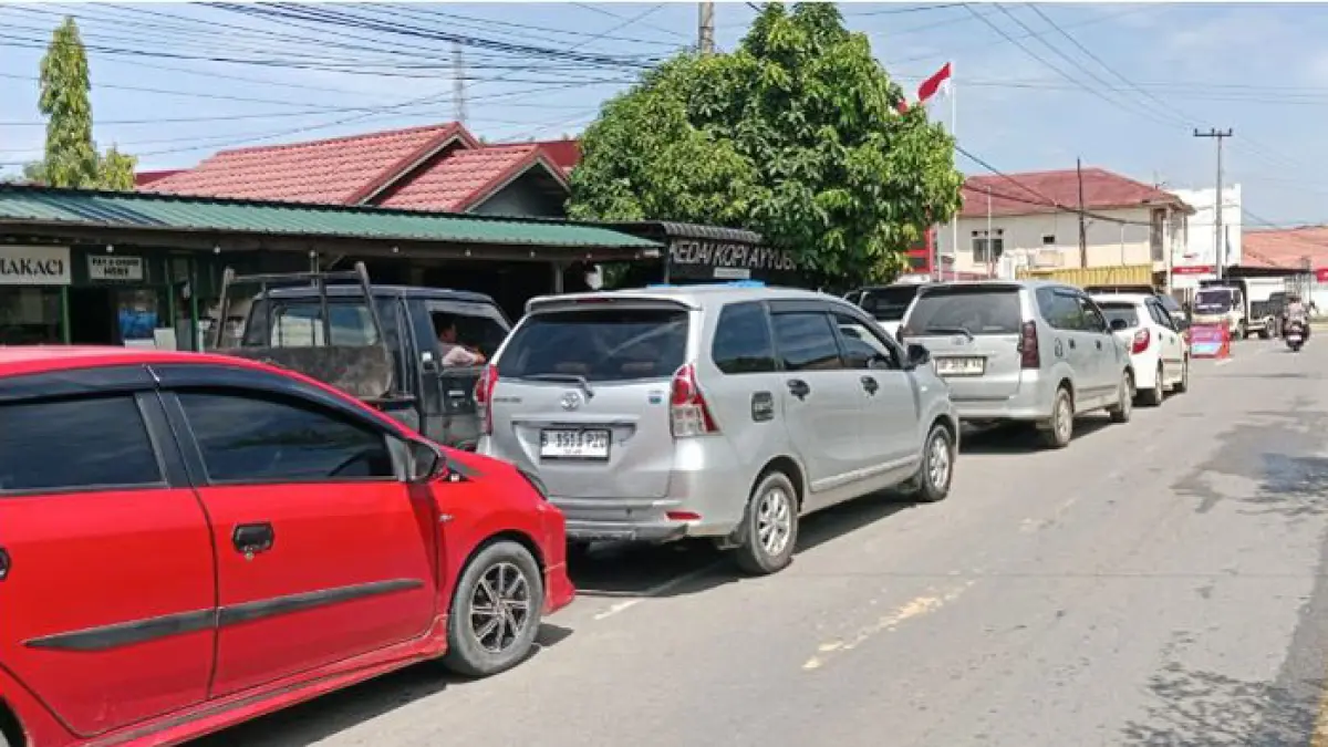 Antrean kendaraan di SPBU Sungai Jering Teluk Kuantan Kecamatan Kuantan Tengah, Senin (4/5/2026) masih tetap terjadi. (Desriandi Candra/Riaupos.co)