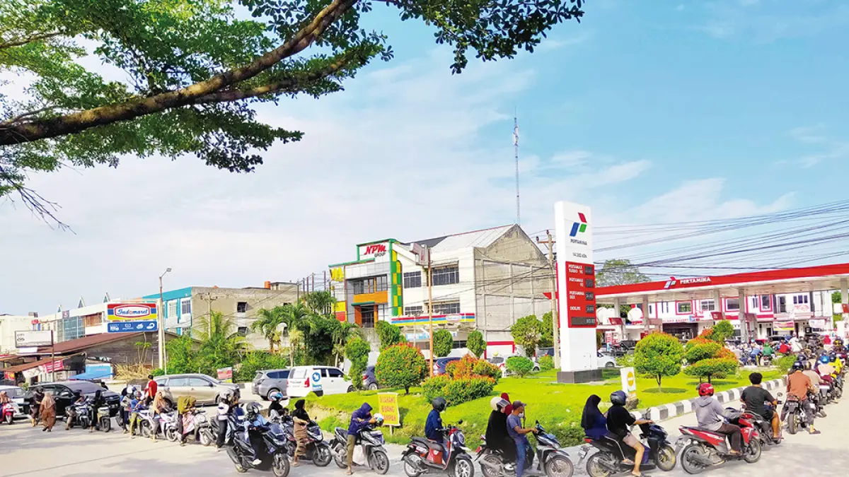 Antrean panjang kendaraan masih terjadi saat akan mengisi bahan bakar minyak di salah satu SPBU di Jalan Soekarno Hatta Pekanbaru, Ahad (3/5/2026).  (EVAN GUNANZAR)