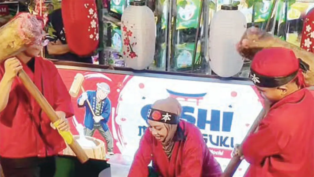 Atraksi dari salah satu tenant yang menjadi daya tarik bagi pengunjung iven Roadshow Kuliner Viral Indonesia yang berlangsung di Mal SKA , Kamis (30/4/2026).