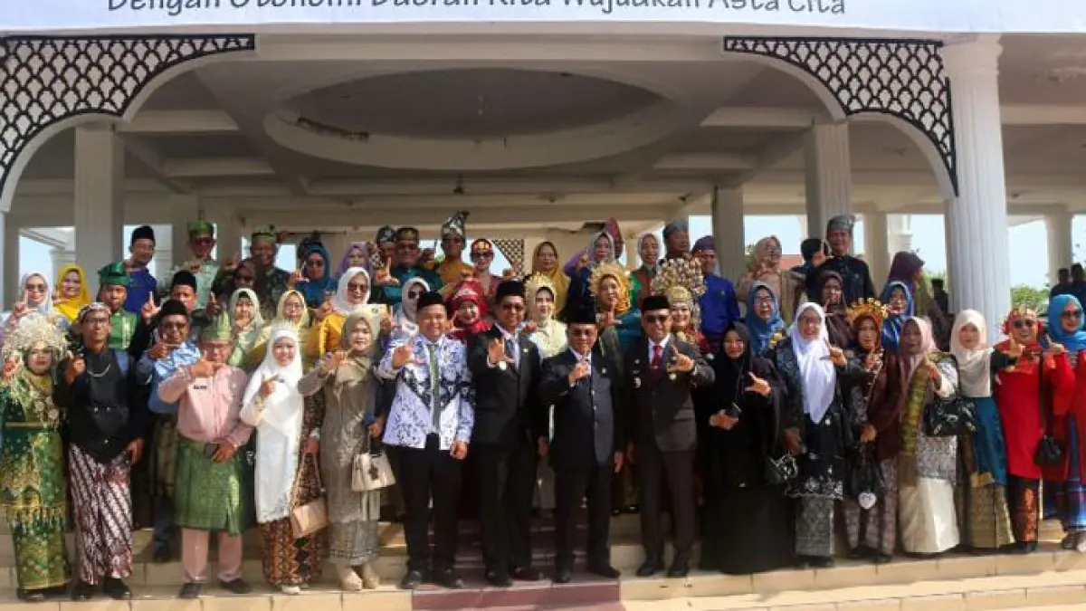 Bupati Rohil H Bistamam bersama Wabup Jhony Charles, Ketua PGRI Rohil M Sadri serta guru/kepsek yang mengenakan pakaian adat daerah usai peringatan Hardiknas 2026 di Lapangan Purna MTQ Batu Enam, Bagansiapiapi, Senin (4/5/2026). (Zulfadhli/Riaupos.co)