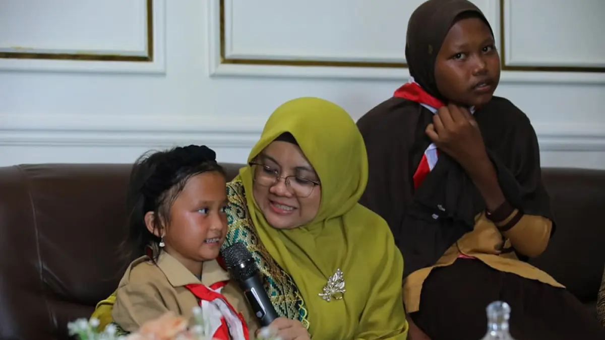 Bupati Siak Afni Z bersama murid yang baru pertama sekali ke Siak Sriindrapura di Rumah Dinas Bupati, Kompleks Rumah Rakyat, Ahad (3/5/2026). (DISKOMINFO SIAK UNTUK RIAU POS)
