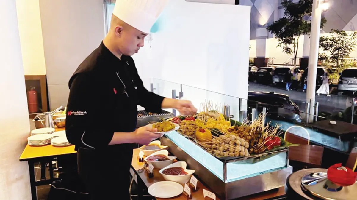 Chef melakukan live cooking (barbeque) kepada pengunjung yang ingin kulineran di Hotel Swiss-Bellin SKA Pekanbaru, baru-baru ini. (Swiss-bellin SKA Pekanbaru)