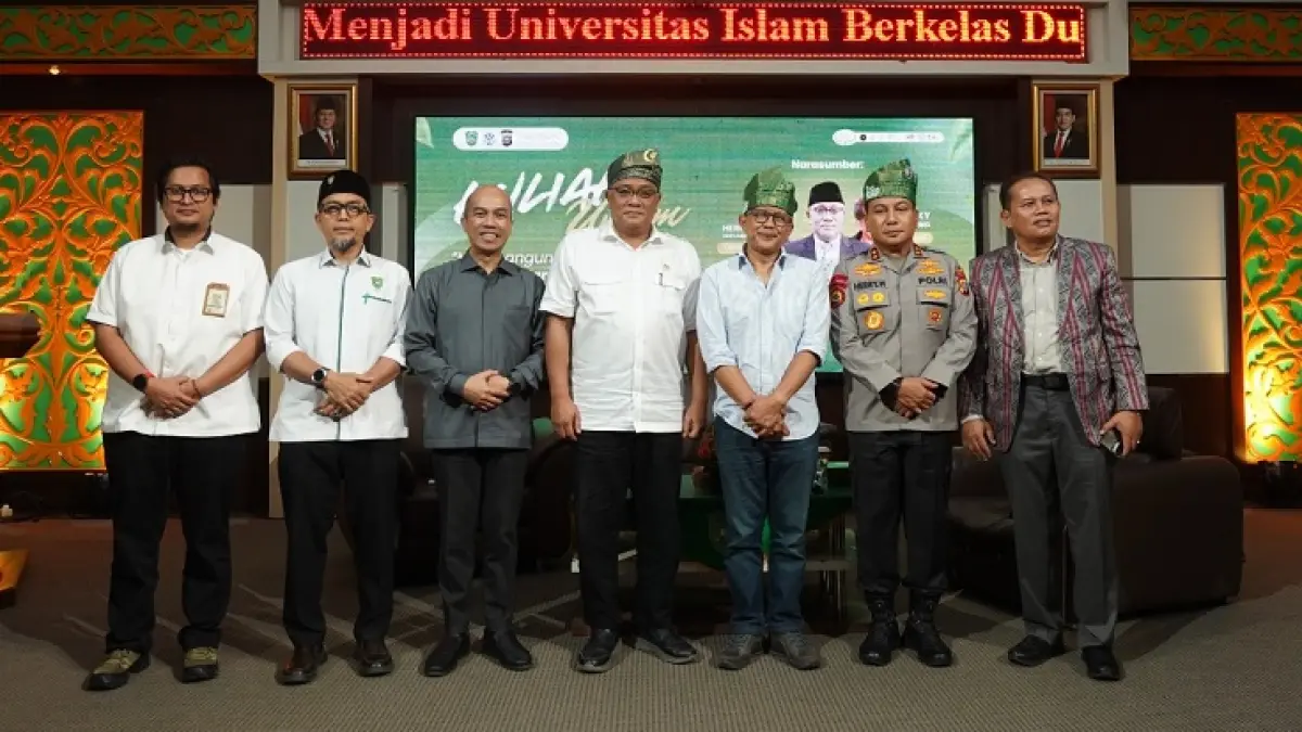 Foto bersama Menteri Lingkungan Hidup Mohammad Jumhur usai kuliah umum di UIR, Senin (4/5/2026). (Humas UIR)