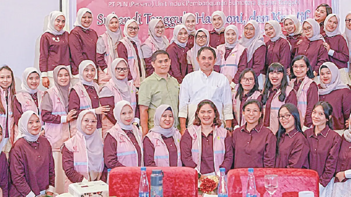 GM PT PLN(Persero) UIP Sumbagteng Achmadi Abbas dan Ketua Srikandi PT PLN (Persero) UIP Sumbateng Hartaty Simangunsong berfoto bersama para Srikandi PLN dari berbagai unit kerja di lingkungan UIP Sumbagteng, Kamis (30/4/2026).