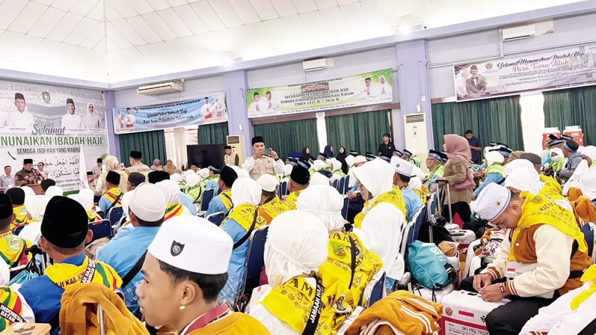 Jemaah Calon Haji Rokan Hilir saat mengikuti prosesi pelepasan di Asrama Haji Batam menuju ke Bandara Hang Nadim untuk diterbangkan ke Madinah,  Arab Saudi, baru-baru ini. (Kemenhaj Rohil)