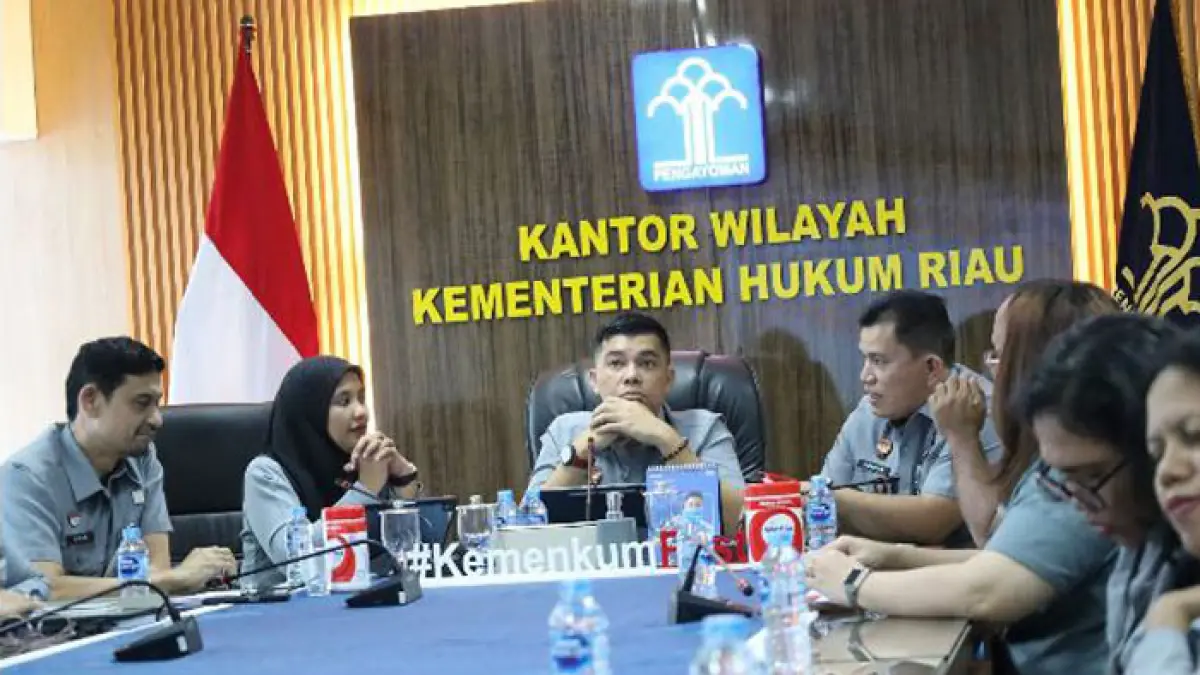 Kepala Kanwil Kemenkum Riau Rudy Hendra Pakpahan (tengah), bersama jajaran, mengikuti secara virtual kegiatan Pembukaan Panel Evaluasi Zona Integritas 2026, Senin (4/5/2026). (Humas Kanwil Kemenkum Riau untuk Riaupos.co)