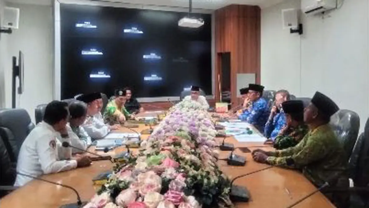 Ketua Komisi II DPRD Kampar Tony Hidayat didampingi anggota Komisi II Indra Gunawan saat hearing bersama FKDT, Disdikpora, dan Kemenag Kampar di ruang Banmus DPRD Kabupaten Kampar, Senin (4/5/2026). (Kamaruddin/Riaupos.co)