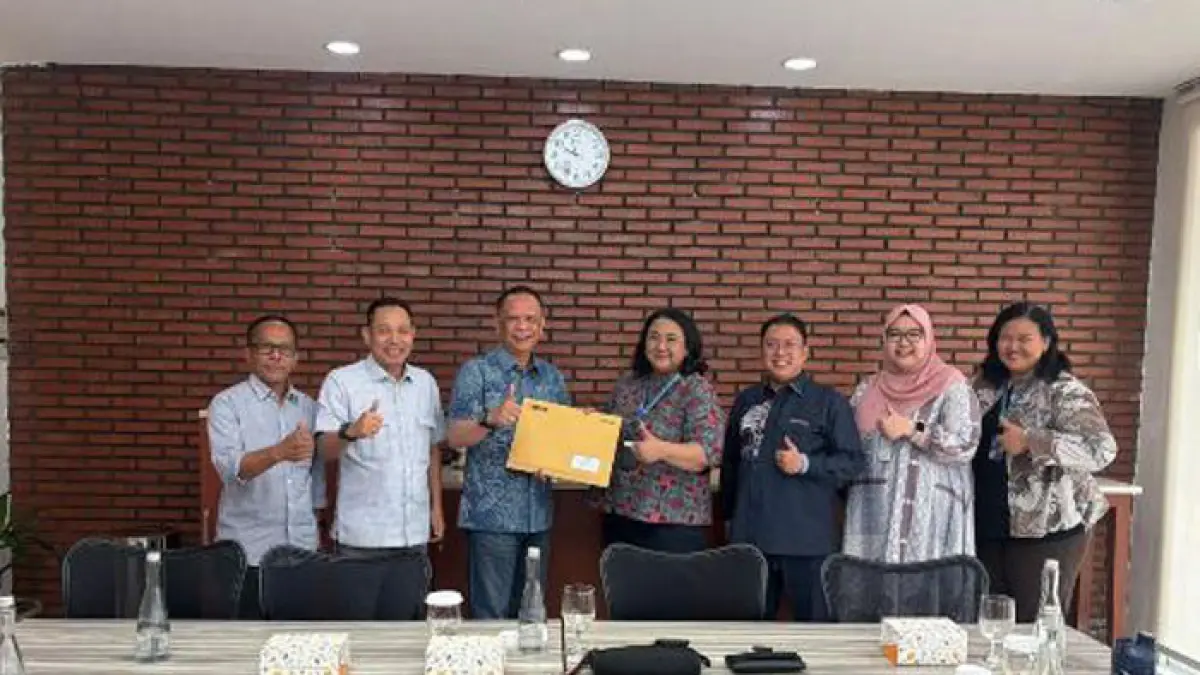 Ketua Pansel  H Heriyanto SH menerima berkas hasil assessment dari Direktur PPM Manajemen Jakarta Aditayani Indra Kukila, MPsi di Jakarta, Senin (4/5/2026).(Istimewa)