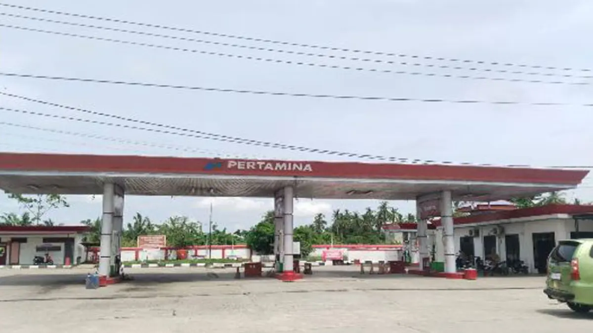 Kondisi di SPBU Batu Empat Bagansiapiapi masih sepi aktifitas pengisian BBM, Senin (4/5/2026). (Zulfadhli/Riaupos.co)
