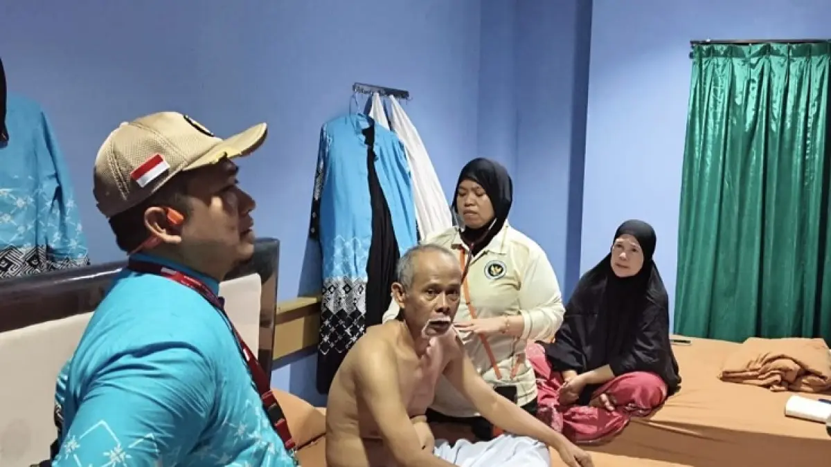 Kondisi kesehatan JCH Rohul Ismed Daulay telah pulih saat berada di Asrama Haji Batam didampingi sang istri Irma Suryani (berjilbab hitam), Senin (4/5/2026) malam. (Prokopim Setda Rohul untuk Riaupos.co)