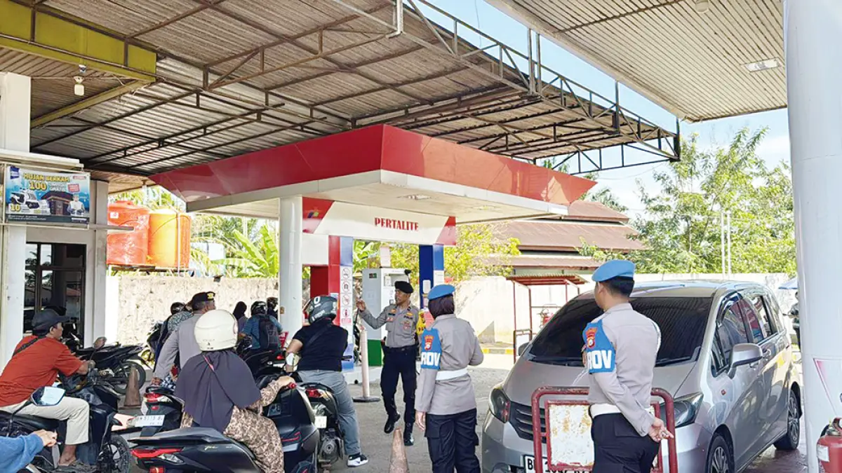 Kondisi Stasiun Pengisian Bahan Bakar Umum di Kota Bagansiapiapi Rohil, Bengkalis, Rengat, dan Kota Pekanbaru yang masih dipenuhi antrean panjang kendaraan saat mengisi bahan bakar jenis pertalite dan solar, Ahad (3/5/2026).  (Tim Riau Pos)