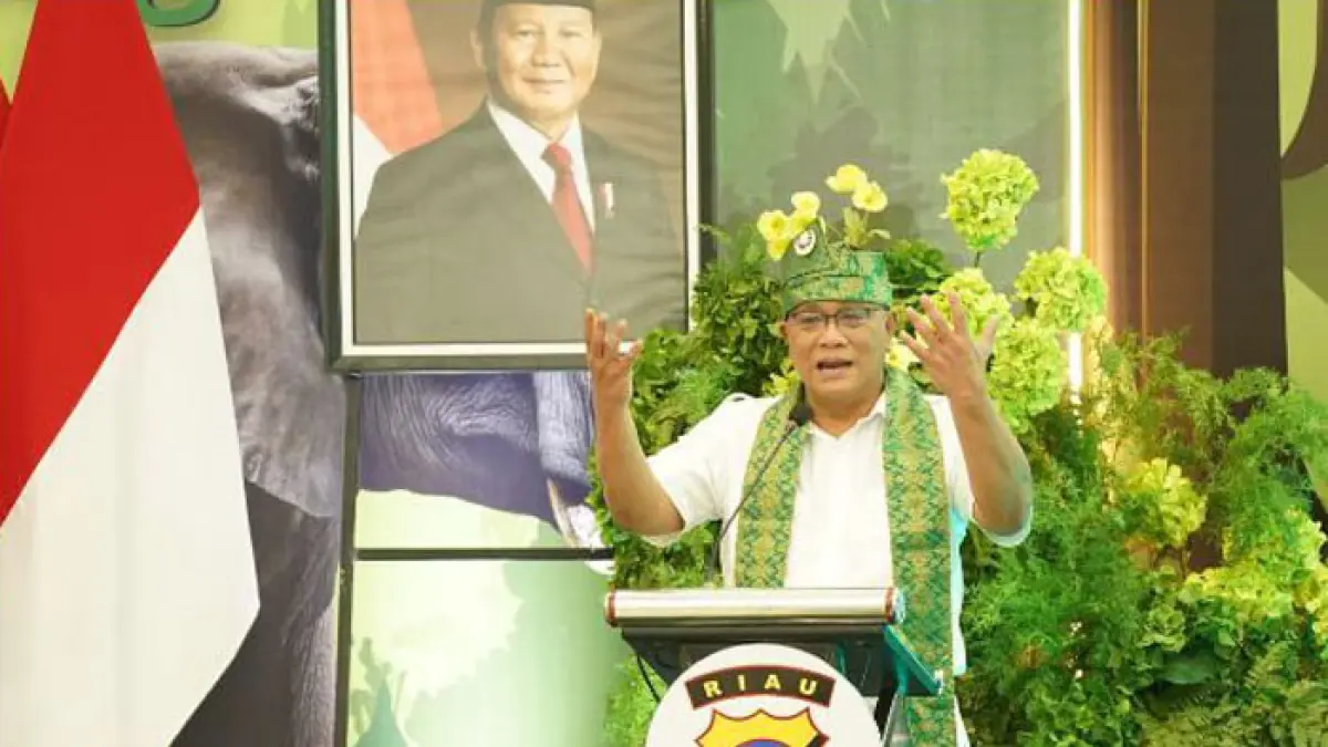 Menteri Lingkungan Hidup Jumhur Hidayat saat menyampaikan sambutan dalam kunjungan ke Mapolda Riau, Senin (4/5/2026).(Istimewa)