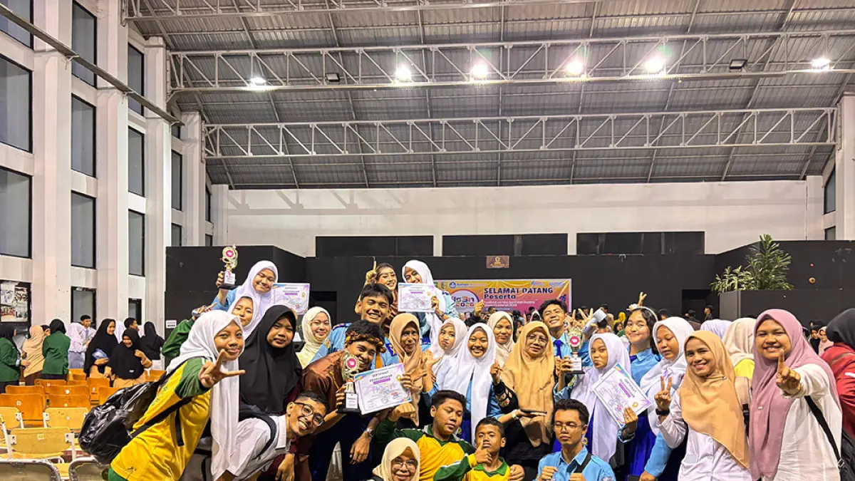 Para guru dan siswa SMAN 2 Singingi berfoto bersama usai berhasil menyabet beberapa juara dalam ajang Lomba Seni dan Sastra Siswa Nasional (FLS3N) tahun 2026, Jumat (1/5/2026).
(SMAN 2 Singingi untuk Riau Pos)