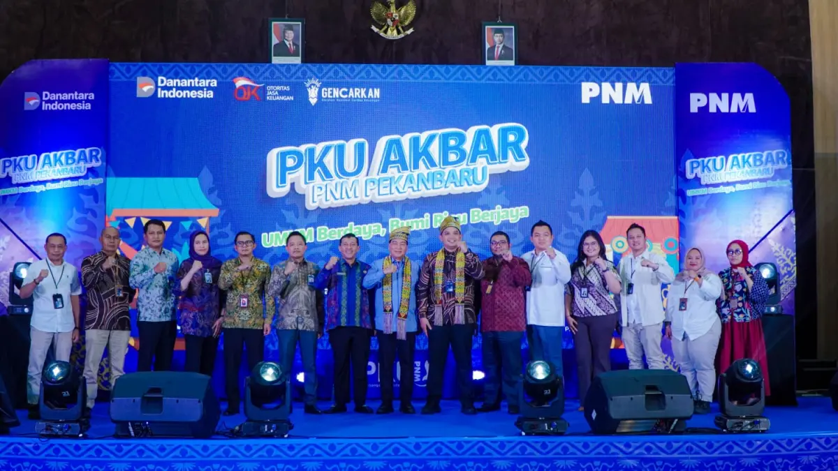 Pemimpin Cabang PNM Pekanbaru, Ahmad Satria Prawiranegara dan Komisi VI DPR RI, Achmad bersama tamu dan hadirin lainnya berfoto bersama dalam acara PKU Akbar yang digelar PNM Pekanbaru.
