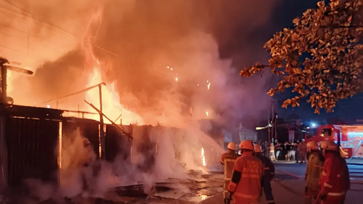 Petugas berupaya melakukan pemadaman api yang membakar kios di Jalan Kuau, Kelurahan Kampung Melayu, Kecamatan Sukajadi, Pekanbaru, Sabtu (2/5/2026) dini hari. (Damkar Pekanbaru  untuk riau pos)
