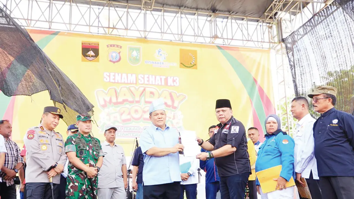  Plt Gubri SF Hariyanto saat menerima aspirasi pada peringatan Hari Buruh di Provinsi Riau, halaman Purna MTQ, Pekanbaru, Ahad (3/5/2026). (Diskominfo)