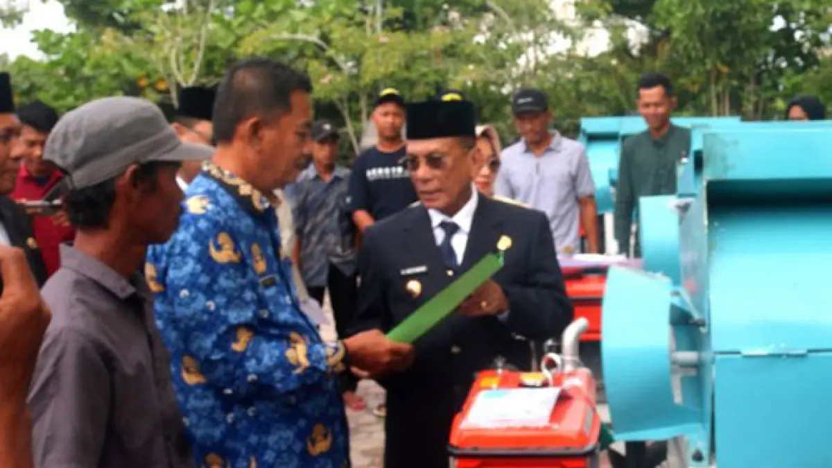 Proses penyerahan salah satu alsintan di depan kantor DKPP Rohil di Bagansiapiapi, Senin (4/5/2026). (Zulfadhli/Riaupos.co)