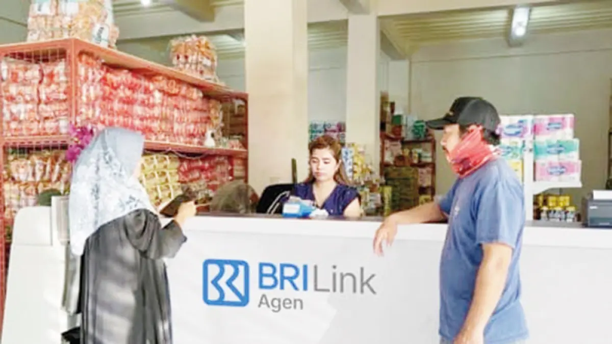Satu Agen BRILink melayani warga yang melakukan transaksi, Ahad (3/5/2026). (BRI)