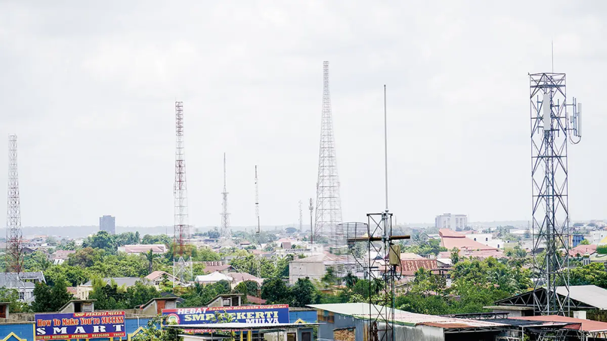 Sejumlah tiang pemancar radio dan telekomunikasi tampak dari atas ketinggian di Kota Pekanbaru, Ahad (3/5/2026). Ini memperlihatkan geliat investasi di Pekanbaru tumbuh dan berkembang. (MHD AKHWAN)
