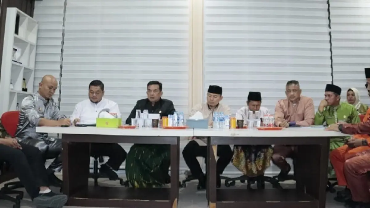 Sekdakab Inhu, Zulfahmi Adrian bersama kepala OPD saat memimpin rapat rencana ekspos program pembangunan kepada kementerian dan lembaga tersebut, Senin (4/5/2026). (Diskominfotik Inhu)