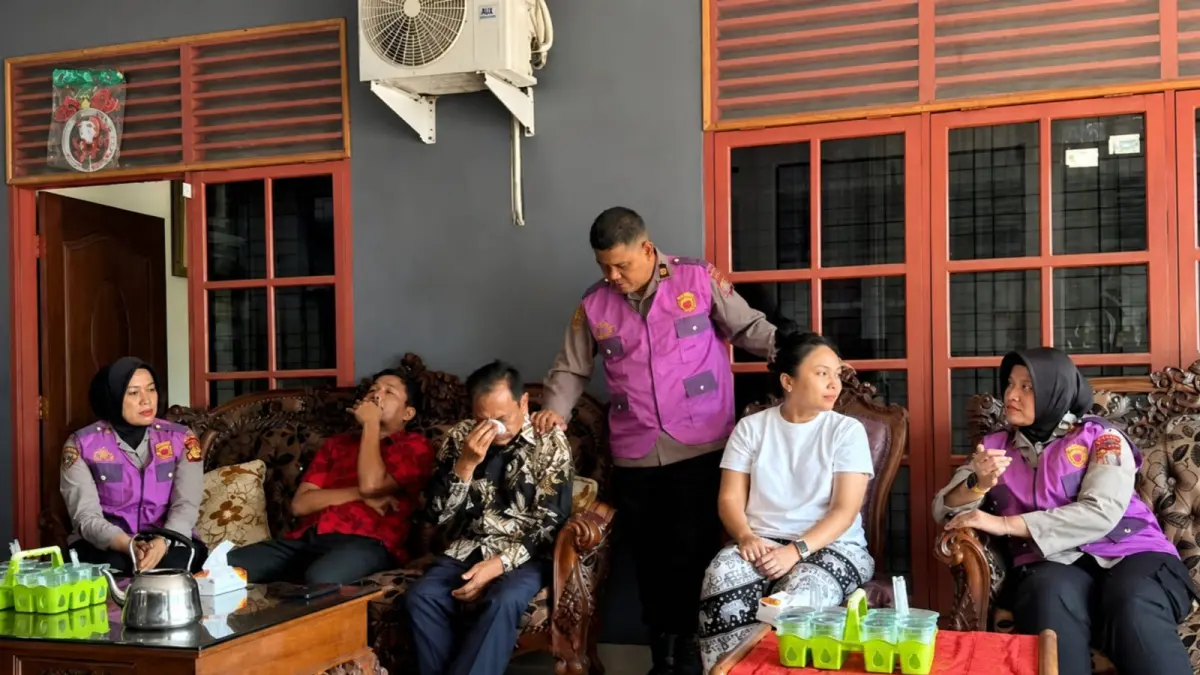 Tim Trauma Healing Psikologi Polda Riau saat mendatangi keluarga korban, Senin (4/5/2026). )Polda Riau)