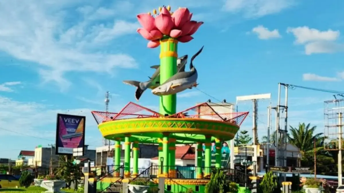 Tugu Patin, ikon Kabupoaten Inhu di Pematang Reba, Rengat Barat., (Istimewa)